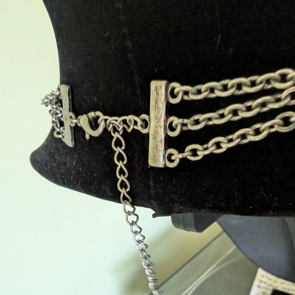 Elegant Multi-Layered Silver Necklace with Green Accents - Picture 7 of 8